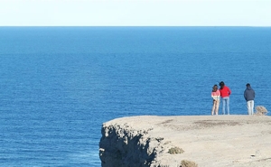 AR-VALDES-Pedral cliff people ocean.jpg (41343 bytes)