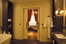 !!AR BUE Duhau Palace bathroom.jpg (12788 bytes)
