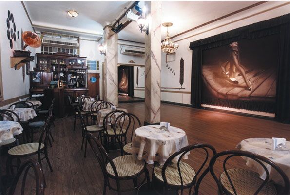 BUE-Dandi-salon3.jpg (50909 bytes)