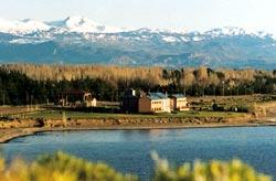 PAT RUTA 40 Antigua Patagonia lake view.jpg (9903 bytes)