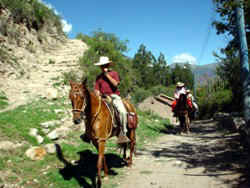 !!!URU Sol y Luna horseback Jun08.jpg (28298 bytes)