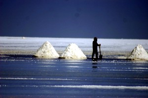 CHI EXPLORA Travesias salt flat mounds man.jpg (14728 bytes)