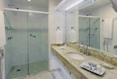 !!BR-RIO-PraiaIpanema-bathroom-new-s.jpg (12382 bytes)
