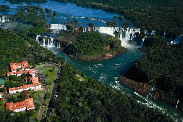 !!!BRA IGU DAS CAT aerial with falls.jpg (94911 bytes)