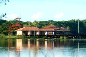 !!!BRA PAN Baiazinha Ldg vu from lake.jpg (33307 bytes)
