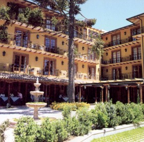 CHI-StaCruzPlaza-patio.jpg (42321 bytes)