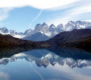 !!!LADATCO - Paine Cuernos with lake reflection.jpg (94333 bytes)