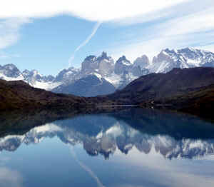 !!!LADATCO - Paine Cuernos with lake reflection.jpg (94333 bytes)