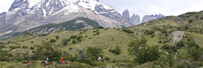 PAT Tierra horsebacka riding.jpg (83997 bytes)