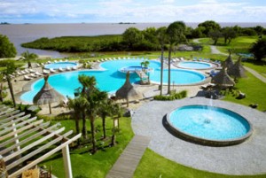 !!!URU Colonia Sheraton pool.jpg (25663 bytes)