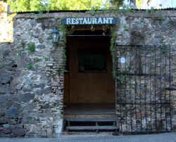 !!URU Colonia restaurant.jpg (52725 bytes)