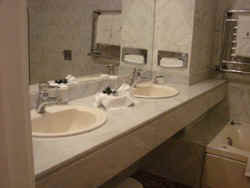 !!!URU MVD Belmont bathroom.jpg (26497 bytes)