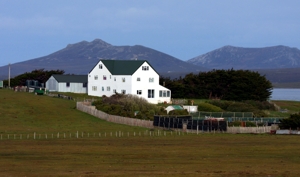 !!!FK PBL Pebble Island Lodge vu.jpg (42378 bytes)