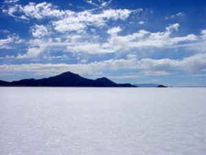 CHI EXPLORA Travesias Uyuni salt flat volvano.jpg (23165 bytes)